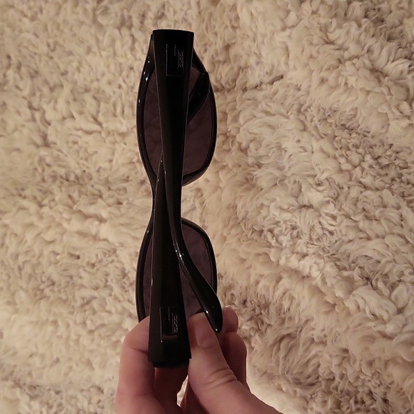 Gucci Stylish Black Sunglasses - Picture 8 of 8